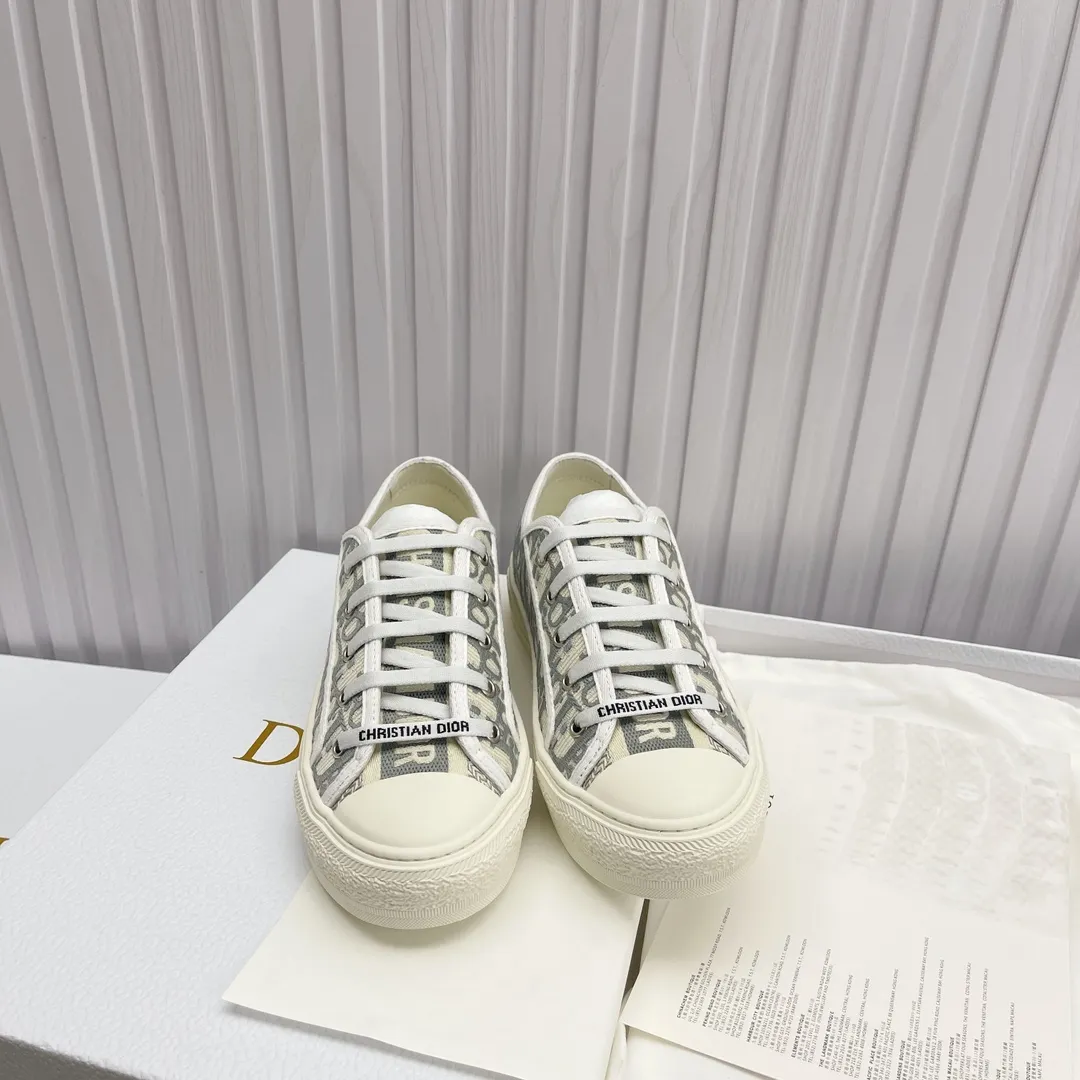 👟👟Ex-factory price 520👟👟 High version in stock, Dior (Dior) flat sneakers are fully embroidered with iconic patterns, ready in stock High quality Dior (Dior) flat sneakers are fully embroidered with iconic patterns👟👟 ♦️Top quality in the market🎗Breaking hot item in foreign counters🎗Non-common imitation version in the market🎗🔳The fabric is made of Italian🇮🇹imported fabrics❗️Embroidered upper, original mold injection Logo frosted five-pointed star outsole🔳Inside imported lambskin+high elasticity Injection molding mold Logo foam feet Size number: 35 to 42 (42 customized)